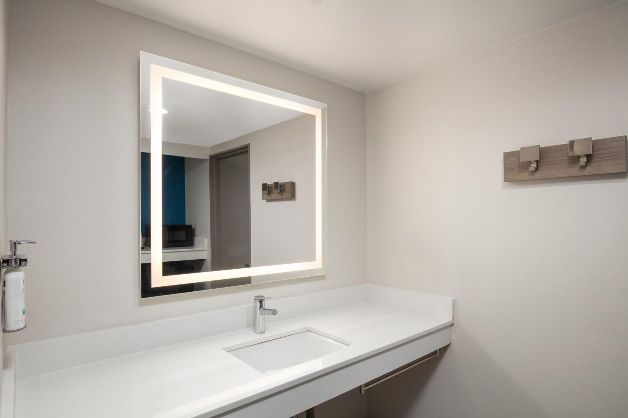 Holiday Inn Express Hotel & Suites Ventura Harbor By Ihg Екстериор снимка